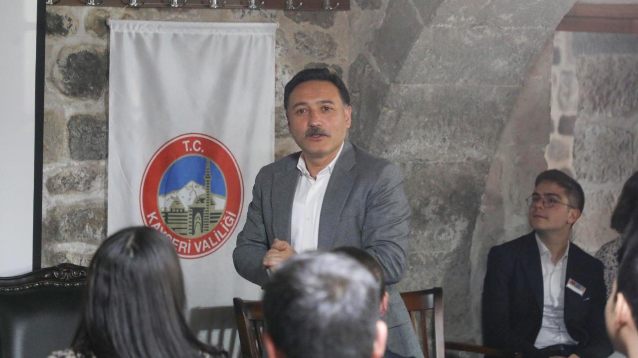 Vali Çiçek; Mektep Melikgazi&#039;de öğrencilerle tecrübelerini paylaştı!