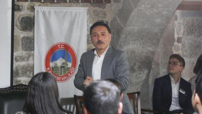 Vali Çiçek; Mektep Melikgazi'de öğrencilerle tecrübelerini paylaştı!