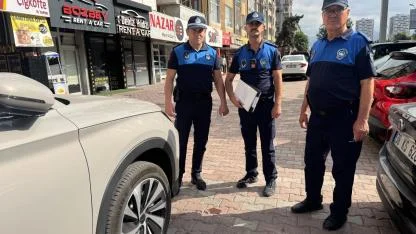 Zabıtadan yaya yoluna park eden araç ve sürücülerine denetim!
