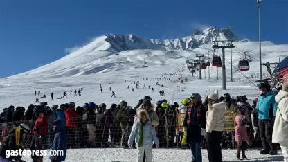 Erciyes Kayak Merkezi’nde Pazar Yoğunluğu!