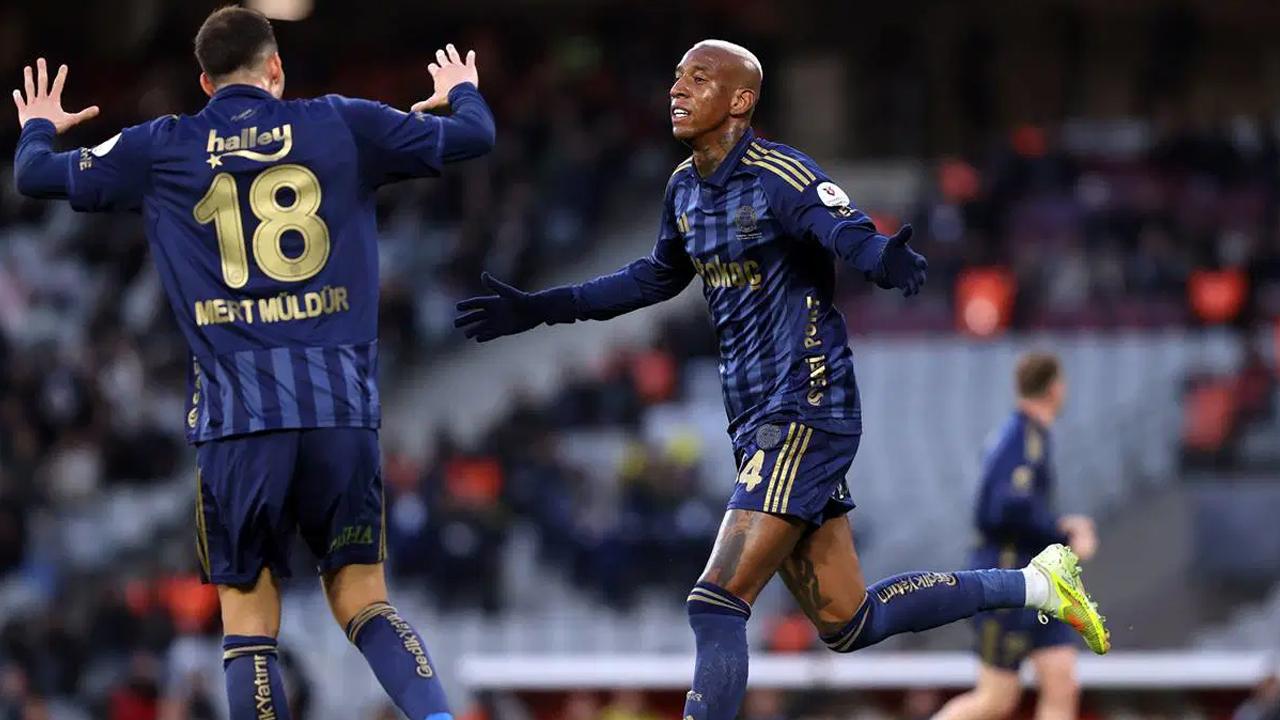 Fenerbahçe, Eyüpspor deplasmanında 3 puanı üç golle aldı!