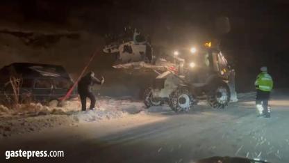 Hacılar’da Kara Saplanan Otomobilde Mahsur Kalan 3 Kişi Kurtarıldı!