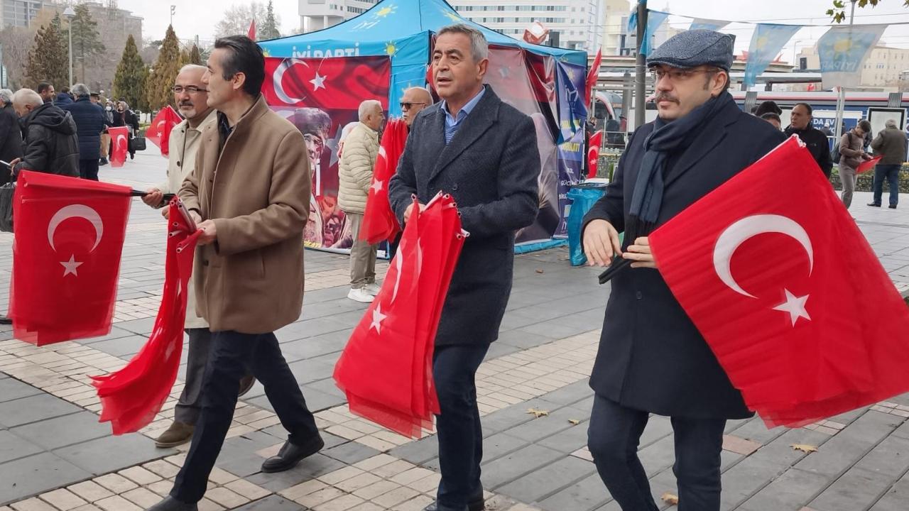 İYİ Parti Kayseri İl Başkanlığı’ndan “Terörsüz Türkiye” Tepkisi: Cumhuriyet Meydanı’nda Bayrak Dağıtıldı!