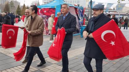 İYİ Parti Kayseri İl Başkanlığı’ndan “Terörsüz Türkiye” Tepkisi: Cumhuriyet Meydanı’nda Bayrak Dağıtıldı!