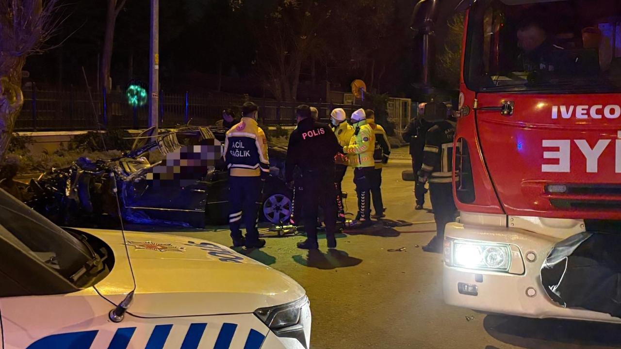 Kaldırıma çarpan otomobil 200 metre savruldu: 1 ölü, 1 ağır yaralı!