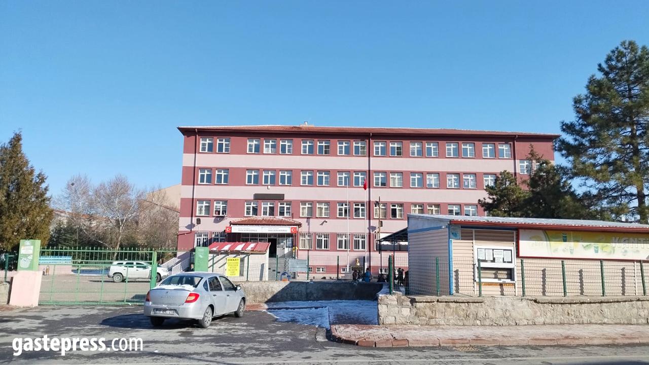 Kayseri’de 7 Ortaokul Öğrencisi Zehirlenme Şüphesiyle Hastaneye Kaldırıldı!