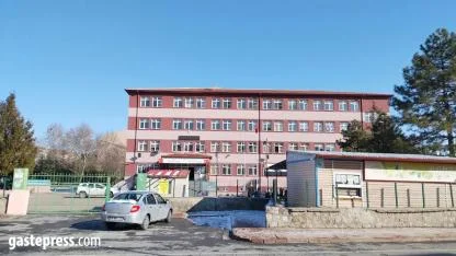 Kayseri’de 7 Ortaokul Öğrencisi Zehirlenme Şüphesiyle Hastaneye Kaldırıldı!