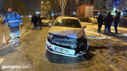 Kayseri’de İki Otomobil Çarpıştı: 3 Yaralı!