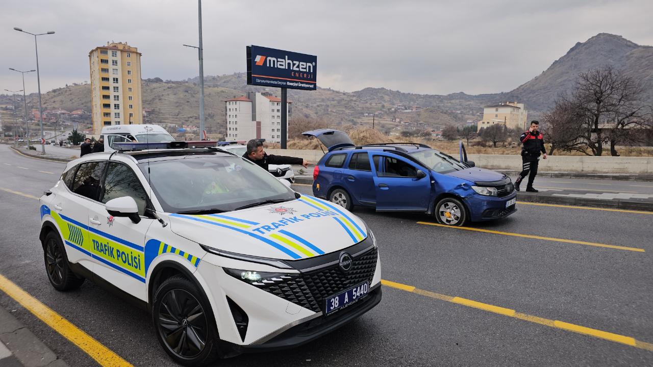 Kayseri’de Polis, Kaçan Aracın Lastiklerine Ateş Ederek Şüphelileri Yakaladı!
