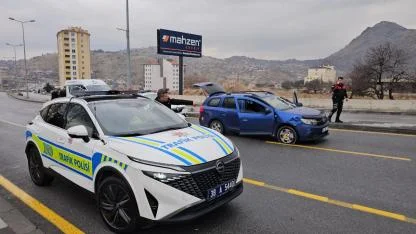 Kayseri’de Polis, Kaçan Aracın Lastiklerine Ateş Ederek Şüphelileri Yakaladı!