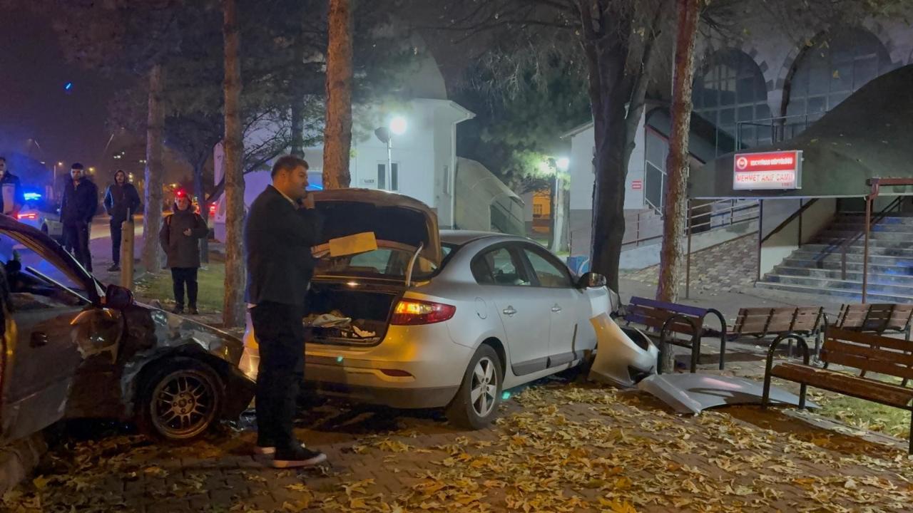 Kaza yapan otomobiller cami bahçesine girdi!