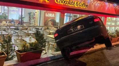Kontrolden çıkan otomobil kafeteryaya girdi: Saniyelerle kurtuldular!