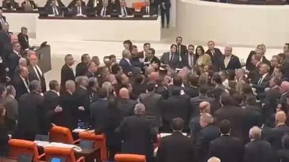 TBMM Genel Kurulu’nda AK Parti ve CHP milletvekilleri arasında arbede!