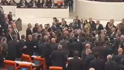 TBMM Genel Kurulu’nda AK Parti ve CHP milletvekilleri arasında arbede!