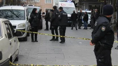 Yoldan geçenleri bıçakladı: 1'i ağır 3 yaralı!