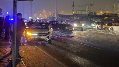Aydınlatma Direğine Çarpan Otomobil Karanlığa Neden Oldu, Kazalar Peş Peşe Geldi!