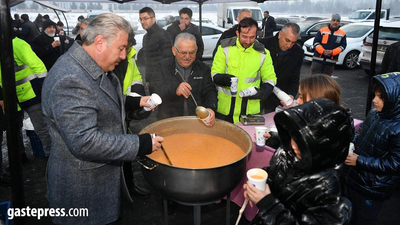 Başkan Büyükkılıç, sabah namazında vatandaşlarla buluştu!