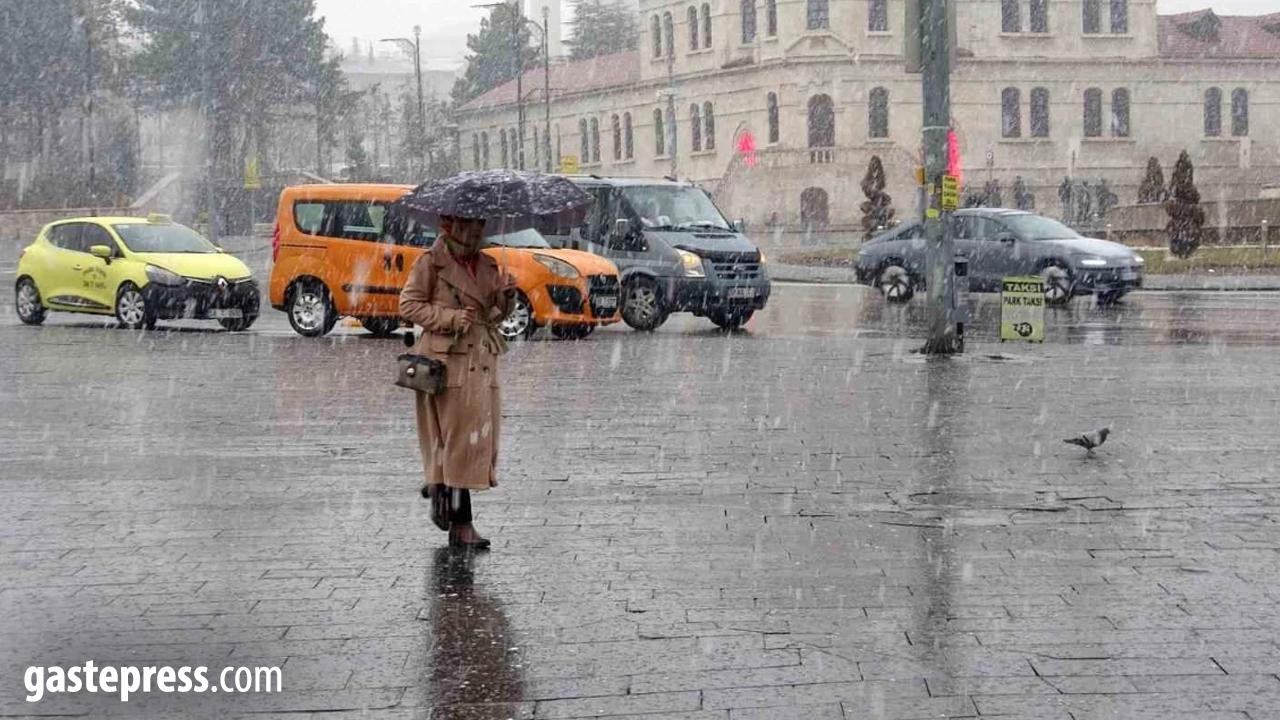Başkent kara teslim oldu! İşte kar yağışı görülen ilçeler...