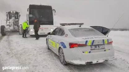Erciyes Yolunda Mahsur Kalan Tur Otobüsündeki 44 Kişi Kurtarıldı!