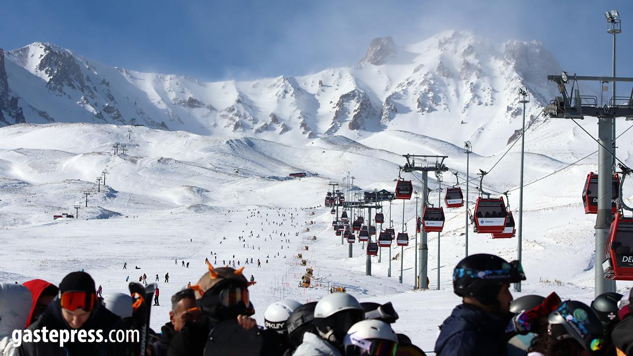 Erciyes’te Hafta Sonu Yoğunluğu: Binlerce Turist Pistlere Akın Etti!