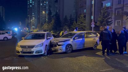 İki otomobil çarpıştı: 1 yaralı!