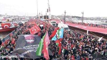 İstanbul’da Gazze’ye Destek Yürüyüşü: Binler Galata Köprüsü’ne Yürüdü!