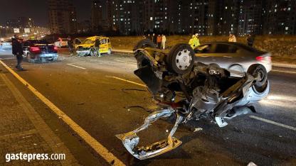 Karşı yola geçen otomobil taksi ile çarpıştı: 1’i ağır 3 yaralı!