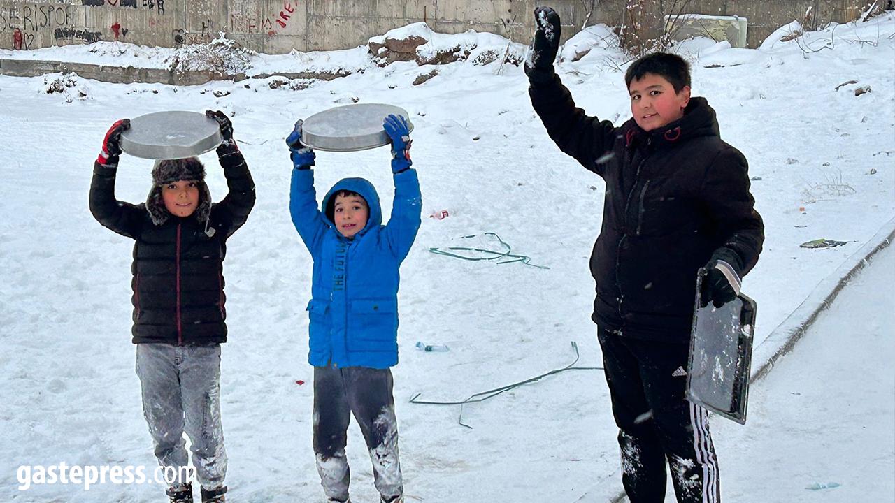 Kayseri’de Çocukların Kar Sevinci: Tepsilerle Kayak Yaptılar!