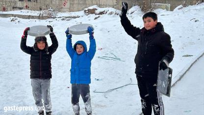 Kayseri’de Çocukların Kar Sevinci: Tepsilerle Kayak Yaptılar!