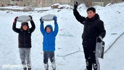 Kayseri’de Çocukların Kar Sevinci: Tepsilerle Kayak Yaptılar!