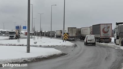 Kayseri’de Kar ve Tipi Ulaşımı Felç Etti: Tır Kuyrukları Sınır Kapılarını Aratmadı!