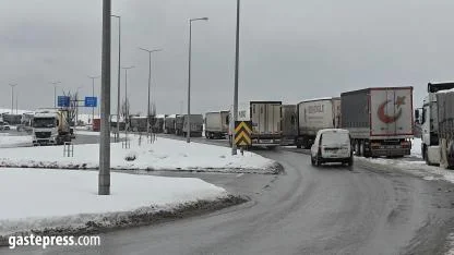 Kayseri’de Kar ve Tipi Ulaşımı Felç Etti: Tır Kuyrukları Sınır Kapılarını Aratmadı!