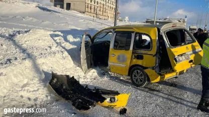 Kayseri'de taksiyle yolcu minibüsü çarpıştı 16 kişi yaralandı!