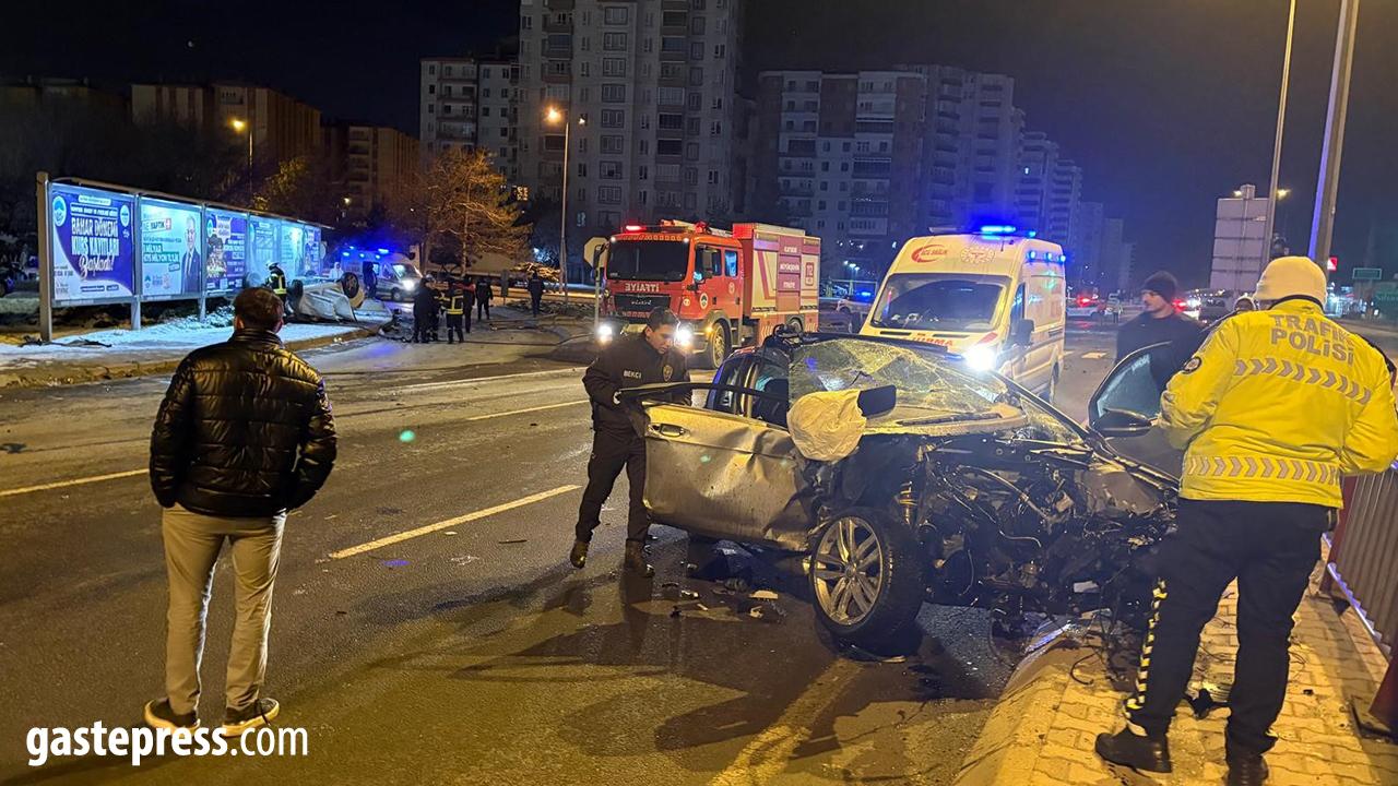 Kaza sonrası alev alan otomobilde can pazarı: 2'si ağır 3 yaralı!