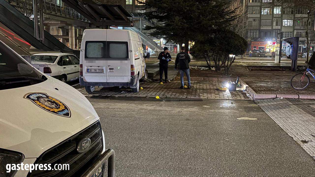 Önce kıyafetlerine laf etti, sonra bıçakladı: 3 yaralı!