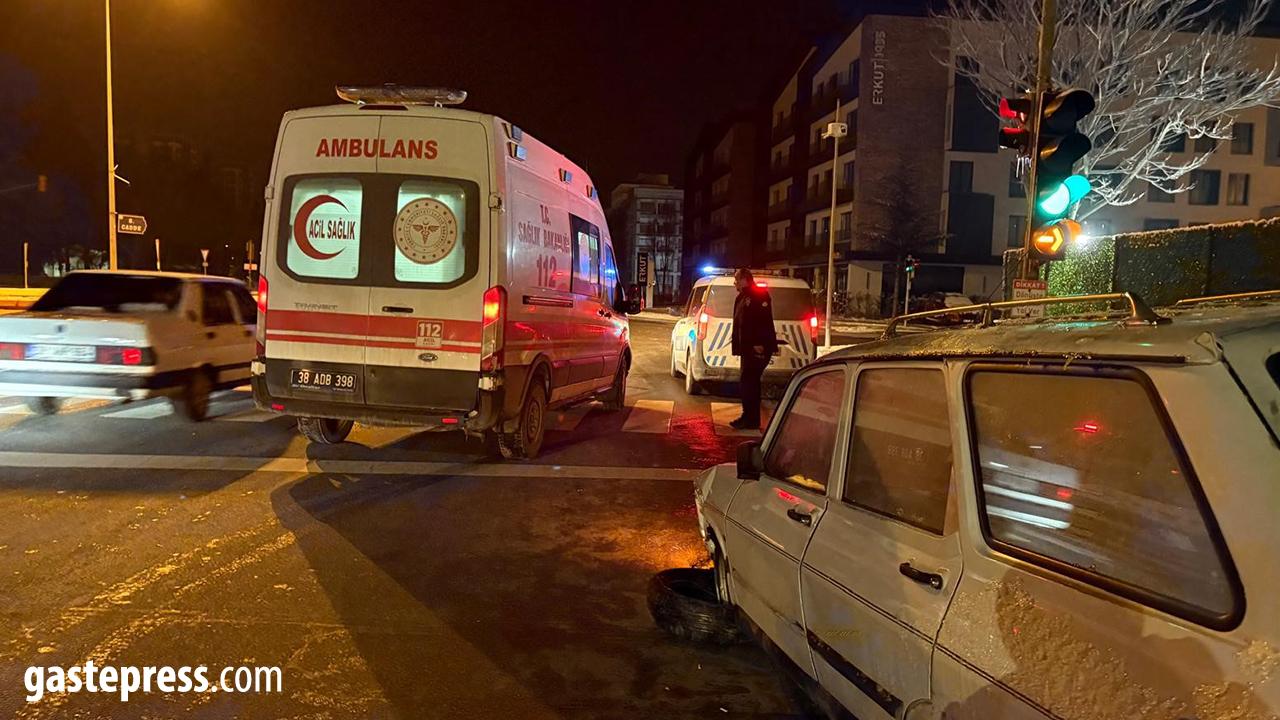 Refüje çarpan otomobilde sürücü yaralandı!