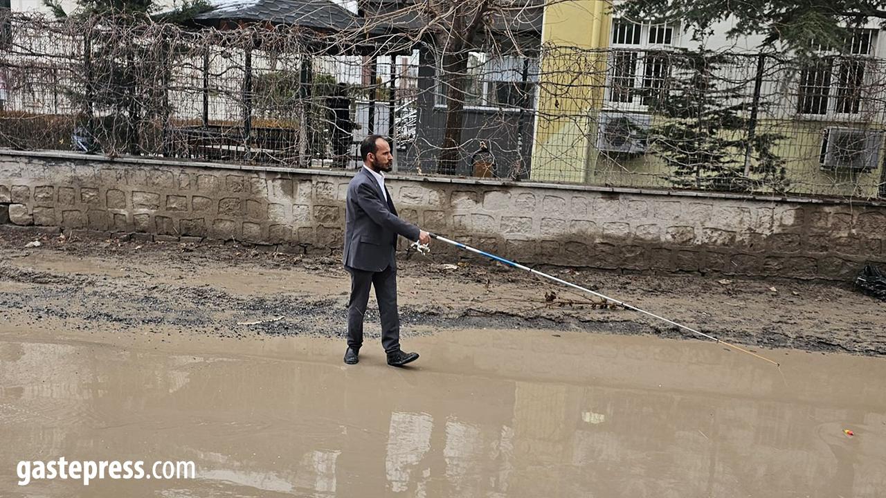 SP’li Onat’tan Suyla Kaplanan Yola Tepki: Oltayla Balık Tuttu!