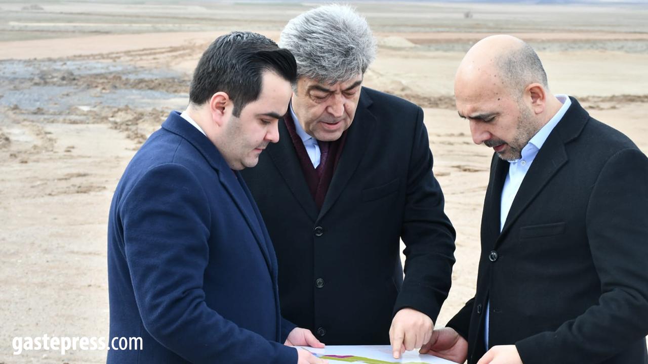 AK Parti’li Ataş ve KTB Başkanı Bağlamış, Jeotermal Sera OTB Alanında İncelemelerde Bulundu