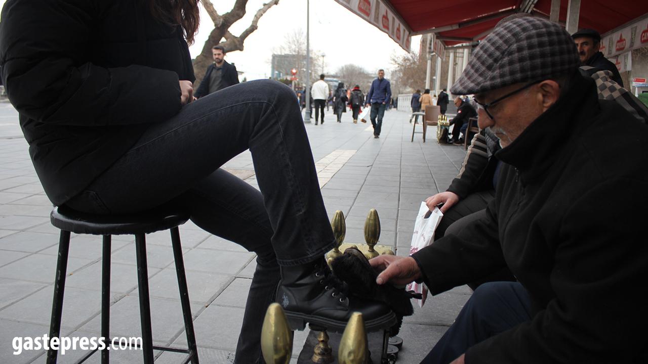 Babasından Devraldı, 35 Yıldır Aynı Meydanda Ayakkabı Boyuyor!