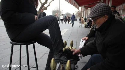 Babasından Devraldı, 35 Yıldır Aynı Meydanda Ayakkabı Boyuyor!
