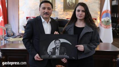 Genç ressamdan Vali Çiçek’e portre!