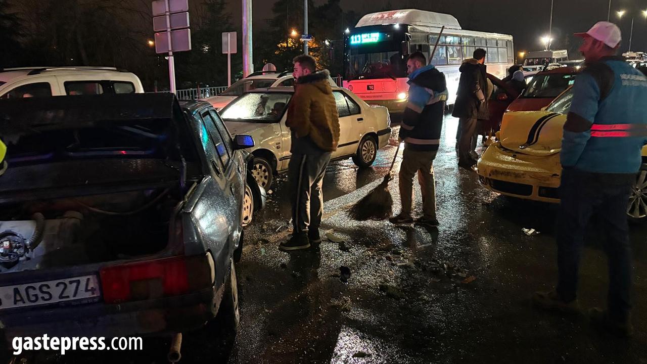 Kayseri’de Kontrolden Çıkan Otomobil 5 Araca Çarptı: 2 Yaralı