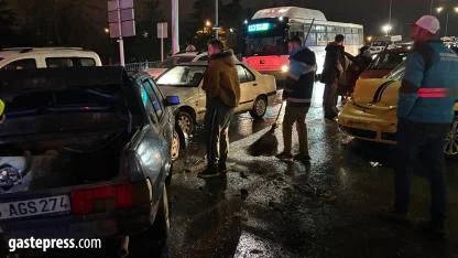 Kayseri’de Kontrolden Çıkan Otomobil 5 Araca Çarptı: 2 Yaralı