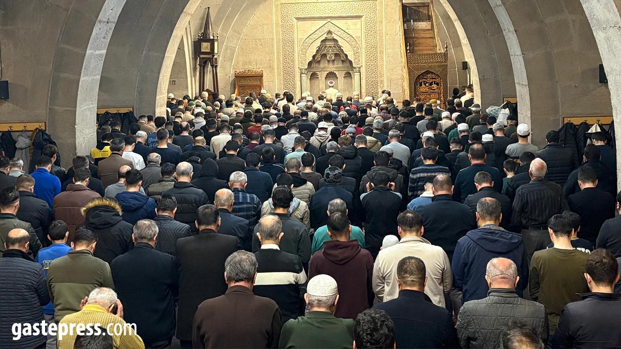 Kayserililer Berat Kandili’nde Camilere Akın Etti!