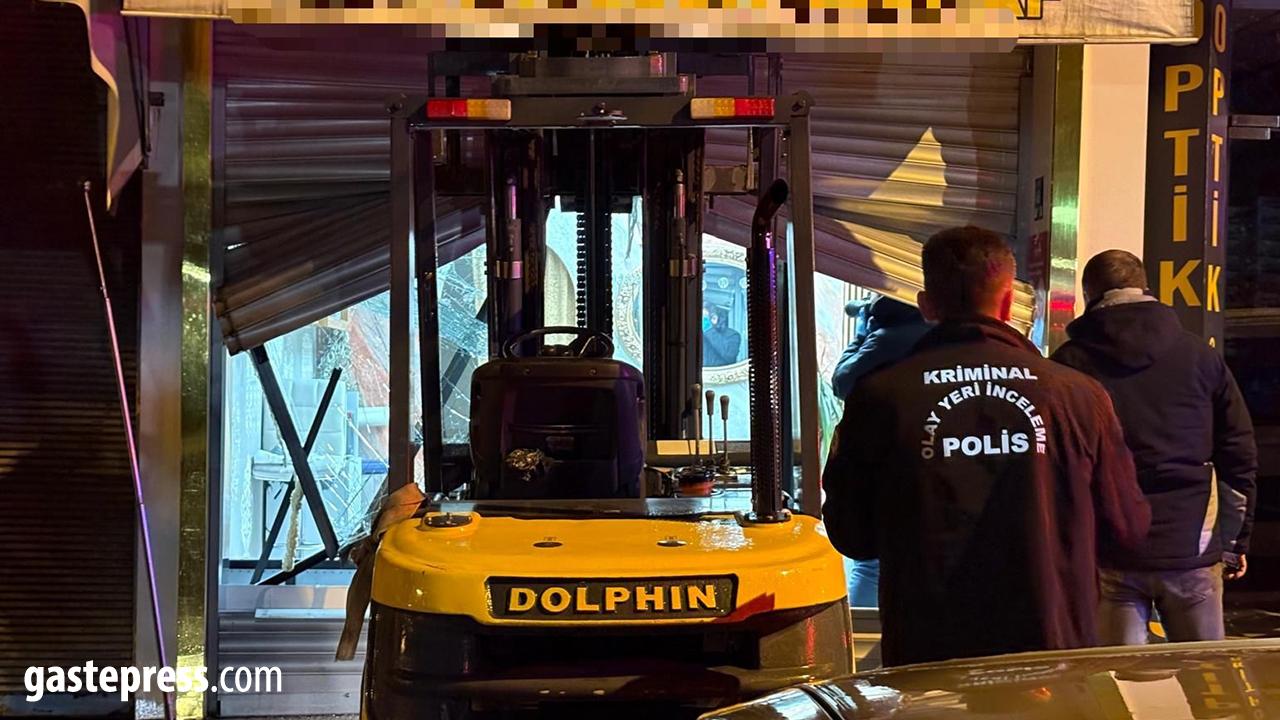 Kuyumcuda Forkliftli Hırsızlık! Kepengi Parçalayıp Ziynet Eşyalarını Alarak Kaçtı!