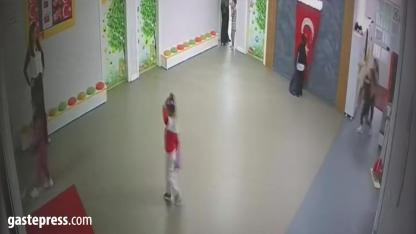 Minik öğrencilerin bayrak hassasiyeti duygulandırdı!