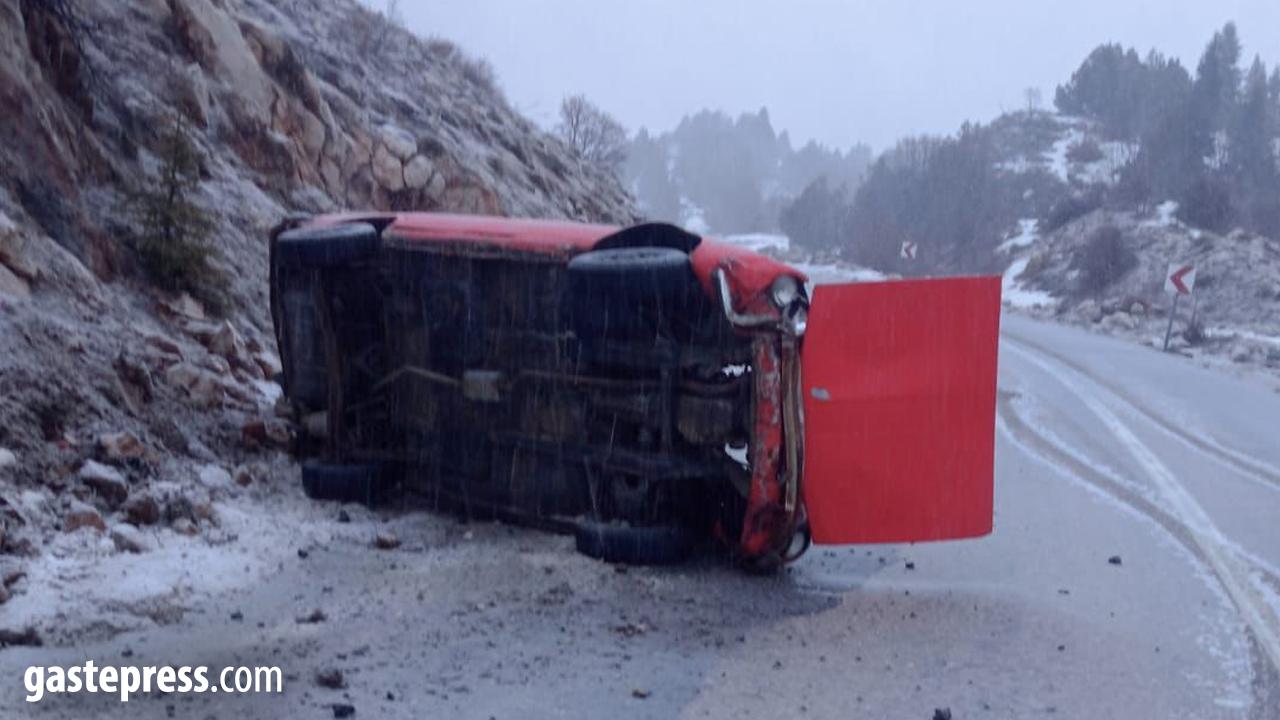 Şiddetli rüzgar otomobili yan yatırdı!