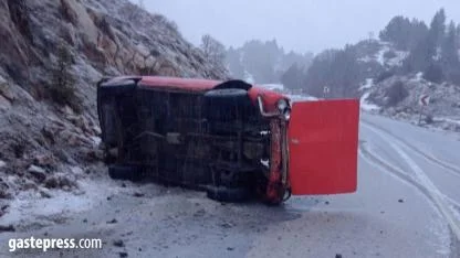 Şiddetli rüzgar otomobili yan yatırdı!