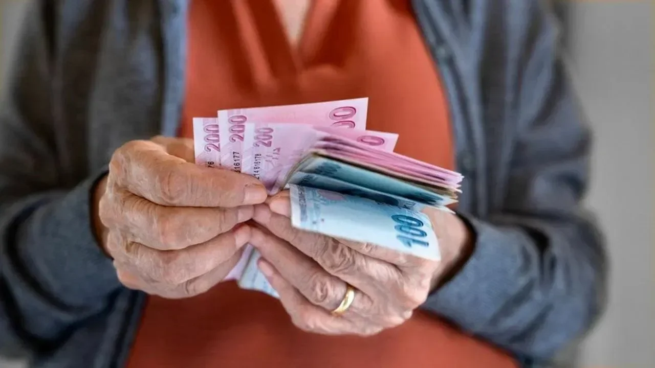 Emeklilerin Bayram İkramiyeleri Hesaplara Yatırılıyor!