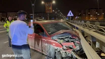 Kayseri’de Kontrolden Çıkan Otomobil Bariyerlere Çarptı!